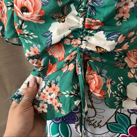 Milk & Honey Turquoise Green Floral Scrunched Front Blouse - Picture 3 of 4